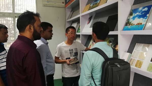 Un cliente de Bangladesh visitó nuestra empresa para discutir sobre una línea de revestimiento de vidrio